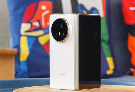 گزارشها حاکی از آن است که گوشی آنر مجیک V6 بزرگترین باتری را در بین گوشیهای تاشو خواهد داشت. گزارشها حاکی از آن است که گوشی آنر مجیک V6 بزرگترین باتری را در بین گوشیهای تاشو خواهد داشت.